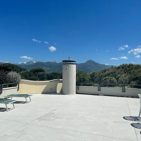 With Rooftop Pool Apartamento Marina di Pietrasanta