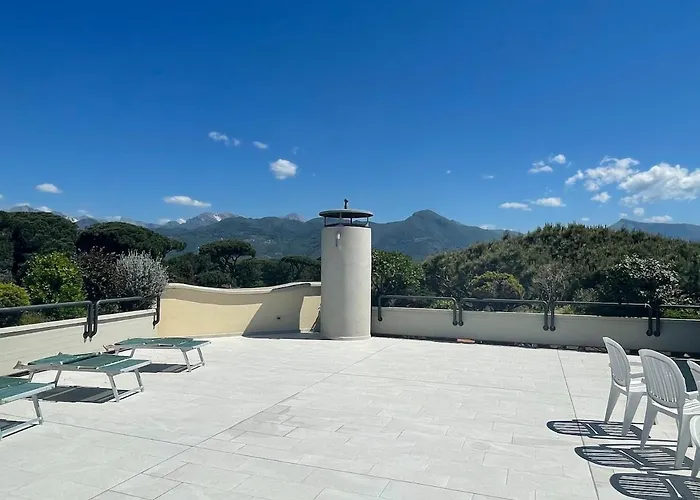 With Rooftop Pool Апартаменти Марина-ді-П'єтразанта